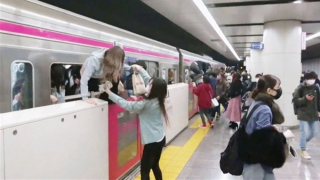 Đâm dao, xịt axit rồi châm lửa đốt tàu điện ở Tokyo