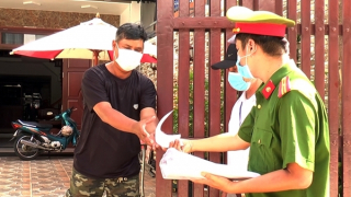 Cảnh sát khu vực kiểm soát chặt chẽ người từ vùng dịch trở về