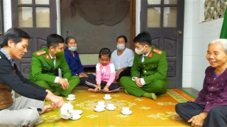 Gặp lại bé gái được Công an cứu khỏi "miệng hà bá"