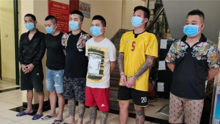 Chế “bom bẩn” ném vào nhà con nợ