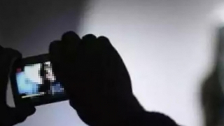 Ghép ảnh con nợ thành… “gái gọi”