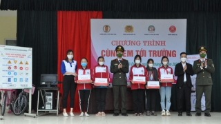 Tuổi trẻ Công an Hải Dương tặng mũ bảo hiểm cho học sinh