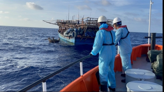 Vượt sóng gió cứu nạn ngư dân lâm bệnh nặng ở biển khơi