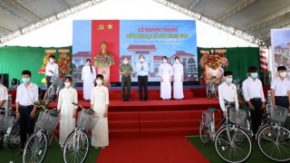 Trao máy tính bảng, xe đạp cho học sinh khó khăn trong ngày khánh thành trường Thiên Hộ Dương