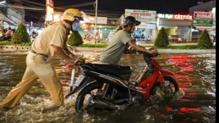 Tích cực hỗ trợ người dân lưu thông trong triều cường