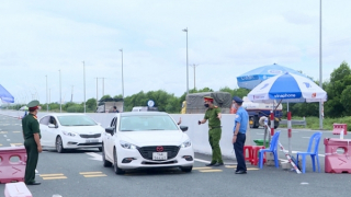 Vận hành "Hành trình không chạm" tại chốt kiểm soát dịch cầu Bạch Đằng