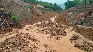 Nước lũ ngập sâu, sạt lở đường chia cắt cục bộ nhiều khu vực miền núi Quảng Nam