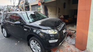 Xe Range Rover tông tử vong người đi đường rồi lao vào nhà