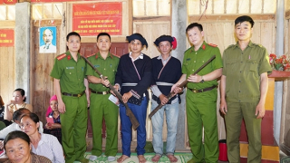 Được vận động, nhiều người dân Hòa Bình giao nộp vũ khí, pháo nổ