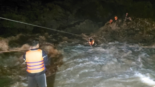 Giải cứu thành công 3 người mắc kẹt giữa sông Ba khi đi câu cá