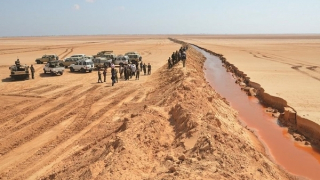 “Vạn lý trường thành” bằng cát ở Tây Phi