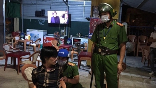 Điểm tin 10/11: Chồng "ém" thuốc bảo vệ thực vật vào đồ ăn trưa; con nghiện dọa chém bố mẹ