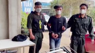 Nghẹt thở vây bắt kẻ nghiện, dùng súng khống chế con tin