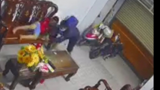 Tên cướp lẻn vào nhà giật Ipad của bé trai