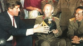 Chiếc mũ phi công lưu lạc ¼ thế kỷ tại Việt Nam của Thượng nghị sỹ John McCain