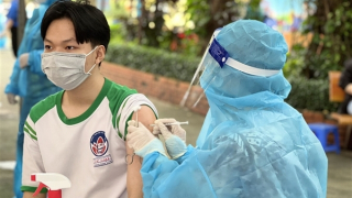 Thành phố Hồ Chí Minh triển khai tiêm mũi 2 phòng COVID-19 cho học sinh sau ngày 20/11
