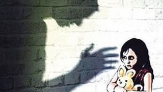 Nhân viên thiết bị trường giở trò đồi bại