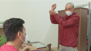 "Ma men" dùng búa tấn công chốt kiểm dịch