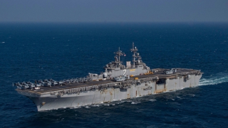 Trực thăng Iran áp sát tàu Mỹ ở khoảng cách "cực kỳ nguy hiểm"