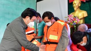 Nguyên Chủ tịch nước Trương Tấn Sang tặng áo phao cứu sinh đa năng cho ngư dân
