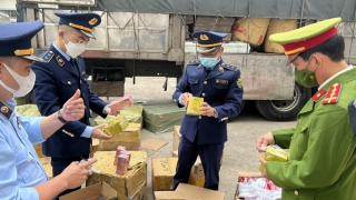 Phát hiện hơn 3.000 đôi giày thể thao không rõ nguồn gốc