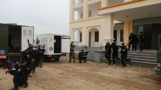 Diễn tập tấn công bắt khủng bố, giải cứu con tin