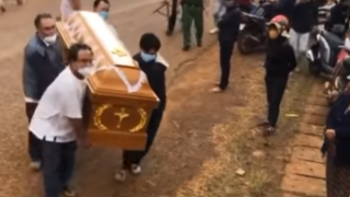 Khiêng quan tài đến nhà để… đòi nợ