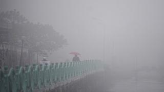 Hà Nội sương mù trời lạnh, miền Trung mưa lớn kéo dài