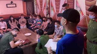 Cạm bẫy trong quán bar, karaoke “chui” giữa mùa dịch