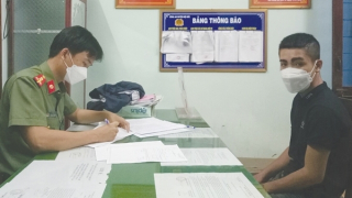 Mua gói thuốc bằng tờ 500.000 tiền giả để nhận tiền thật