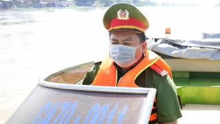 Trung úy Cảnh sát dũng cảm cứu nam thanh niên dưới dòng sông chảy xiết