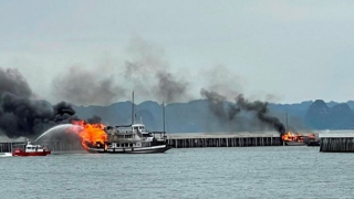 Kịp thời dập tắt vụ cháy 2 tàu du lịch tại cảng tàu khách Bãi Cháy