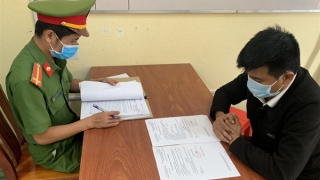 Đưa vợ đi cấp cứu rồi đánh trọng thương nhân viên y tế