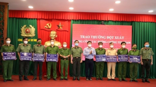 Khen thưởng đột xuất 22 lượt tập thể xuất sắc đấu tranh với tội phạm