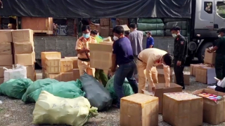 Xe tải vận chuyển hàng hóa nghi nhập lậu trị giá khoảng 1,5 tỷ đồng