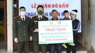 Công an tỉnh Hà Tĩnh tặng hơn 190 triệu đồng đỡ đầu con trai đồng đội