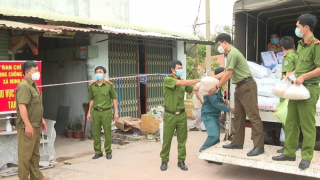 Cán bộ chiến sĩ Công an kịp thời hỗ trợ người dân trong khu bị phong tỏa