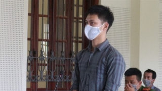 Đòi tiền không được, tưới xăng đốt con nợ