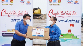 “Chuyến tàu Tuổi trẻ - San sẻ đảo xa” tiếp sức cho huyện đảo Phú Quý chống dịch COVID-19