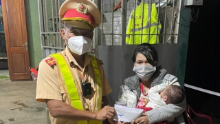CSGT Đắk Nông giúp đỡ đưa mẹ và cháu bé hơn 1 tháng tuổi đang kiệt sức trở về nhà