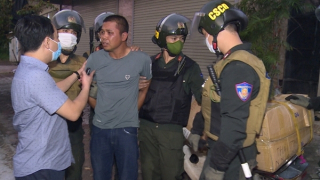 Khóa tay hai anh em trong đường dây ma túy cùng 13 bánh heroin, 4 khẩu súng