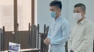 Đánh Công an, cướp súng, hai đối tượng lãnh án 5 năm 3 tháng tù