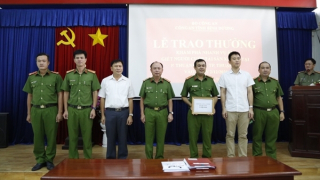 Khen thưởng thành tích Ban chuyên án trong vụ bắt kẻ sát hại người phụ nữ bán dâm