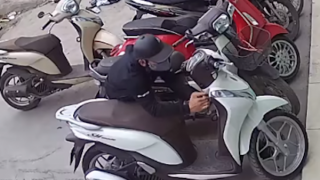 Rủ thiếu niên 14 tuổi lừa chủ cửa hàng bán xe, chiếm đoạt 2 xe máy
