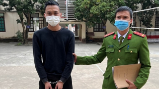 Con nghiện bịt mặt kề dao vào cổ phụ nữ để cướp tiền tại cây ATM