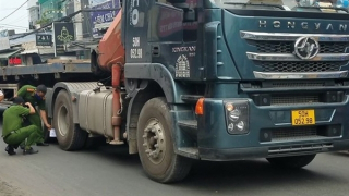 Ngã ra đường sau va chạm bị xe đầu kéo tông tử vong
