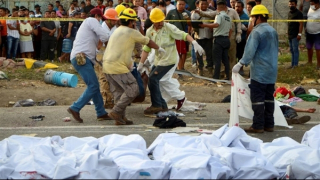 Xe tải chở người di cư bất hợp pháp bị lật, 49 người chết