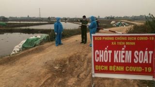 Không đeo khẩu trang còn dùng hung khí tấn công cán bộ kiểm dịch