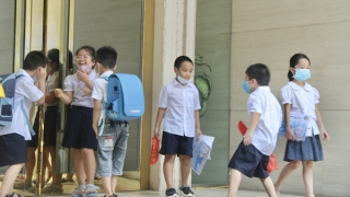 Học sinh lớp 1, 2 thực hiện bài kiểm tra định kỳ bằng hình thức trực tiếp