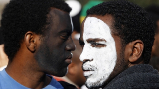 Những lằn ranh đen trắng trong lòng nước Mỹ